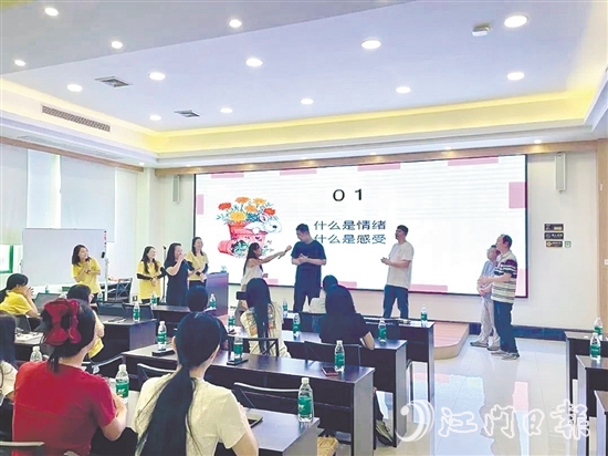 活動(dòng)中，職工通過(guò)游戲掌握心理調(diào)節(jié)方法。