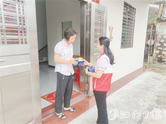 黨員志愿者為群眾免費(fèi)發(fā)放防蚊滅蚊物資。