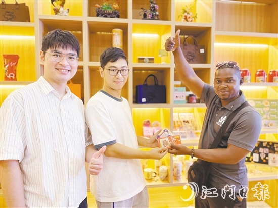 外國(guó)游客點(diǎn)贊臺(tái)山特色文創(chuàng)產(chǎn)品。