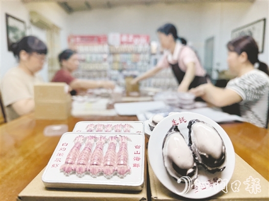 海鮮與美食主題文創(chuàng)新品將臺(tái)山蠔的飽滿、瀨尿蝦的靈動(dòng)濃縮于方寸之間。