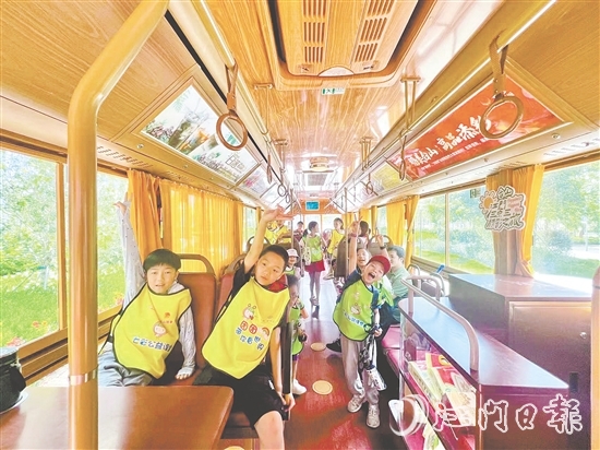 暑假期間，鐺鐺車吸引不少參加研學(xué)的學(xué)生乘坐。