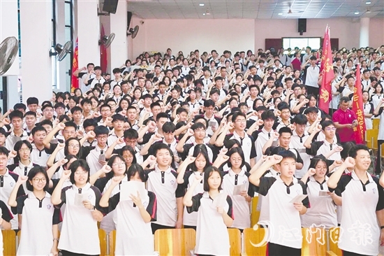 全體高三學(xué)子進(jìn)行宣誓。