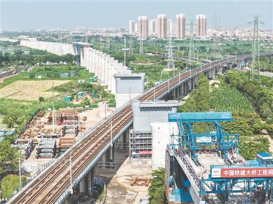 鋼墩柱吊裝作業(yè)的圓滿完成，為鋼桁梁上跨廣珠城際鐵路施工奠定基礎。