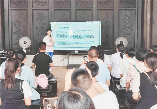 新會(huì)高考優(yōu)秀學(xué)子結(jié)合自身經(jīng)歷分享經(jīng)驗(yàn)。