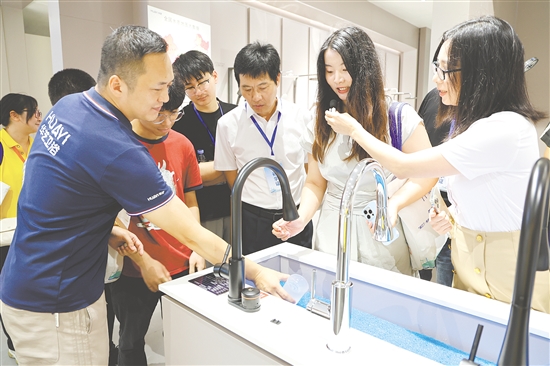 學(xué)子們在華藝衛(wèi)浴參觀，了解我市先進(jìn)制造業(yè)發(fā)展情況。