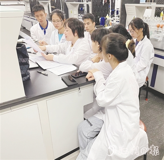 李葉青正在指導(dǎo)學(xué)生。