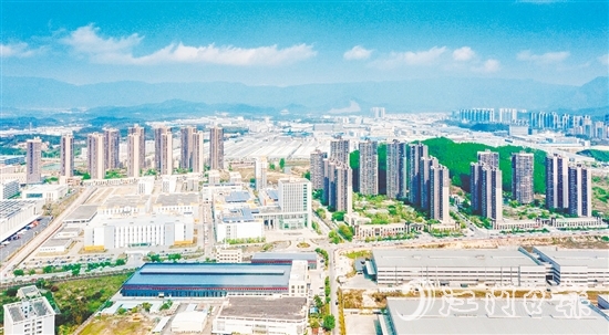 鶴山以產業(yè)發(fā)展為核心，持續(xù)壯大縣域經濟。圖為鶴山工業(yè)城（共和鎮(zhèn)）俯瞰圖。