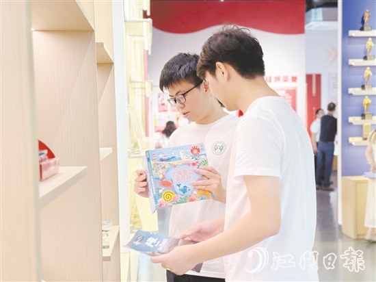 湖北大學(xué)師生走進(jìn)鶴山龍頭企業(yè)，了解鶴山產(chǎn)業(yè)發(fā)展情況。