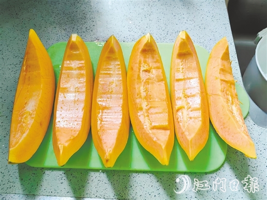 水果木瓜成熟后，果肉呈橙紅色，口感綿軟，冷藏后單獨(dú)食用清涼解暑，甜而不膩。