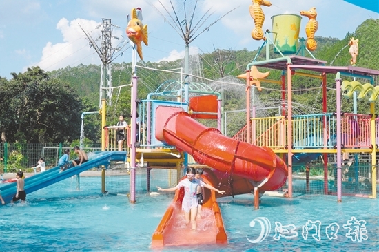 在彩虹山莊水上樂園，家長(zhǎng)帶著孩子游玩。