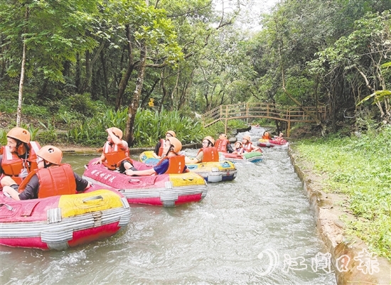 暑假期間，鶴山水上樂園和漂流等親水景區(qū)人氣大增，游客絡(luò)繹不絕。