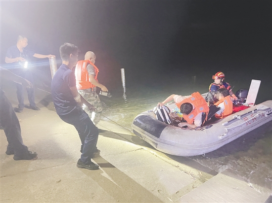 救援人員用橡皮艇將被困群眾救出。
