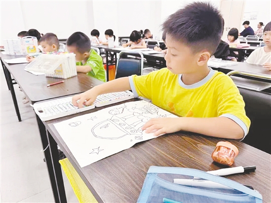 孩子們在畫紙上描繪自己心中“20年后的生活”。