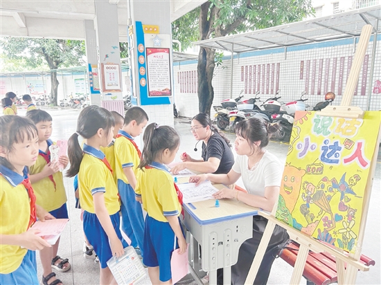 教師策劃“講話小達(dá)人”等活動(dòng)，讓學(xué)生在輕松愉快的氛圍中提升表達(dá)能力。