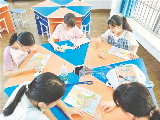 學(xué)生在拼中國地圖中，了解祖國的山川地貌、風(fēng)土物種、民族文化。