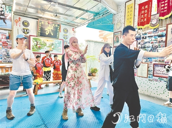 外國青年博主認(rèn)真學(xué)習(xí)各種招式，體驗(yàn)詠春拳的魅力。梁詩雅