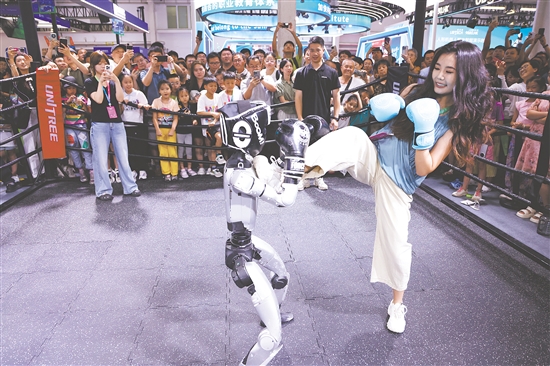 8月8日，宇樹科技人形機器人在2025世界機器人大會上進行格斗表演。新華社發(fā)