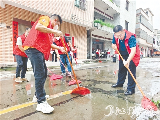恩平市委統(tǒng)戰(zhàn)部、市新階聯(lián)聯(lián)合牛江鎮(zhèn)在圩鎮(zhèn)開展愛國衛(wèi)生行動。