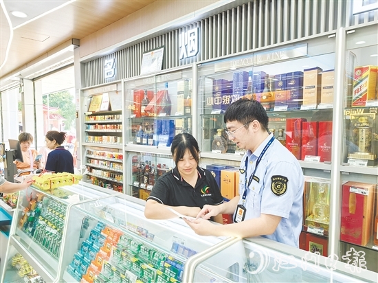 專賣稽查人員開展入戶普法宣傳。