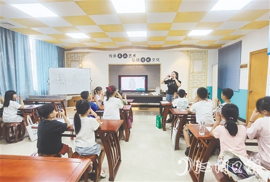 今年暑假公益藝術(shù)培訓(xùn)班開設(shè)恩平民歌童謠課程，吸引不少青少年報名學(xué)唱。