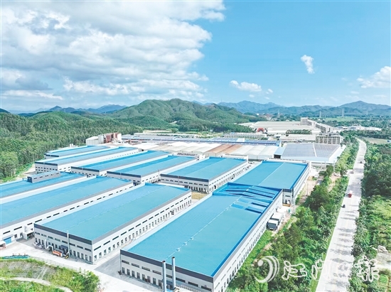 走進金雞鎮(zhèn)工業(yè)園北部片區(qū)，曾經(jīng)荒置的土地被鋼結(jié)構(gòu)廠房取代，不少生產(chǎn)車間內(nèi)機器轟鳴，呈現(xiàn)一派繁忙景象。