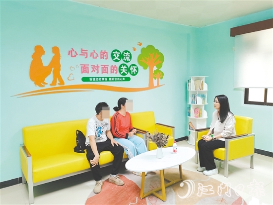 專家正在與親子家庭面對面溝通，了解親子關(guān)系實(shí)際情況。