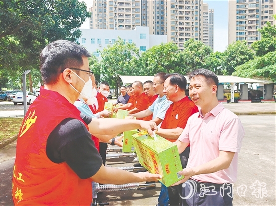 長沙商會為工作人員送上清涼飲料。