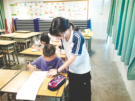 隊員對學(xué)生進行輔導(dǎo)。