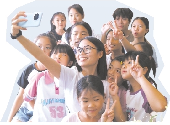 隊員們和學(xué)生其樂融融。