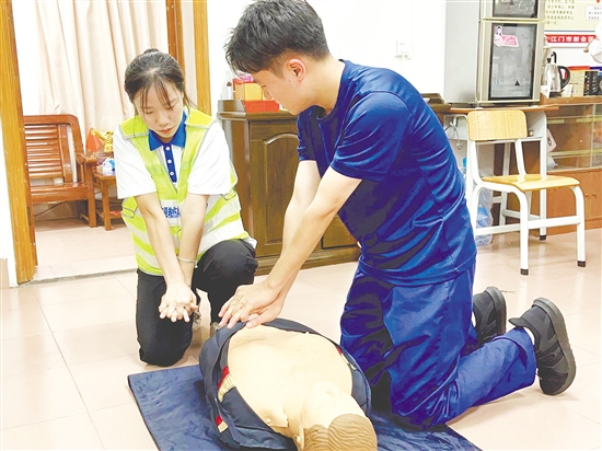 消防員參與心肺復(fù)蘇實訓(xùn)。