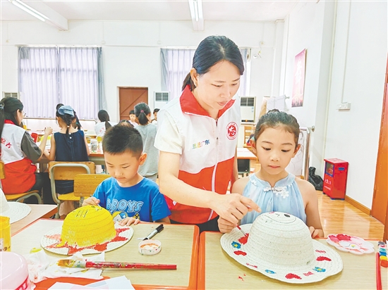 在月山鎮(zhèn)新時代文明實踐所，孩子們在志愿者的悉心指導下，將普通的日常用品變?yōu)樗囆g作品。