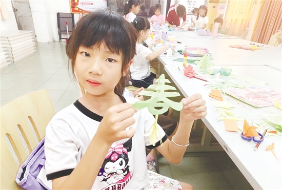 課堂上，孩子們學(xué)會剪“春”字。