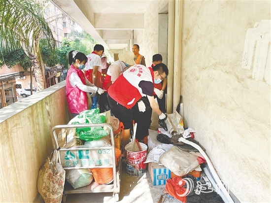 會(huì)城街道明興社區(qū)聯(lián)合結(jié)對(duì)單位志愿者，對(duì)無(wú)主車房?jī)?nèi)的廢品進(jìn)行全面清理。