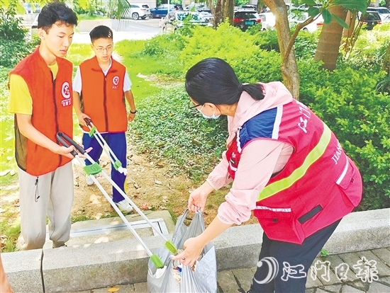 圭峰會(huì)城凝聚社會(huì)各方力量，參與人居環(huán)境集中整治攻堅(jiān)行動(dòng)，共建美麗家園。