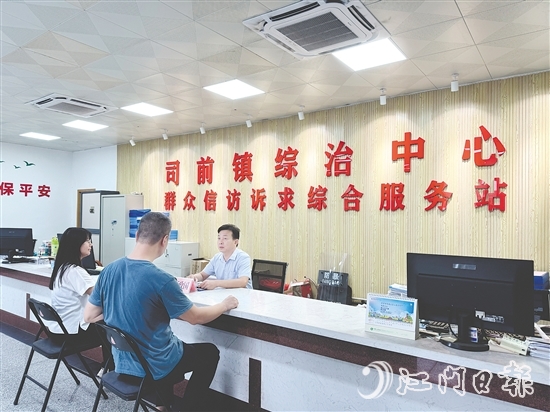 石政國在司前鎮(zhèn)綜治中心接訪群眾。