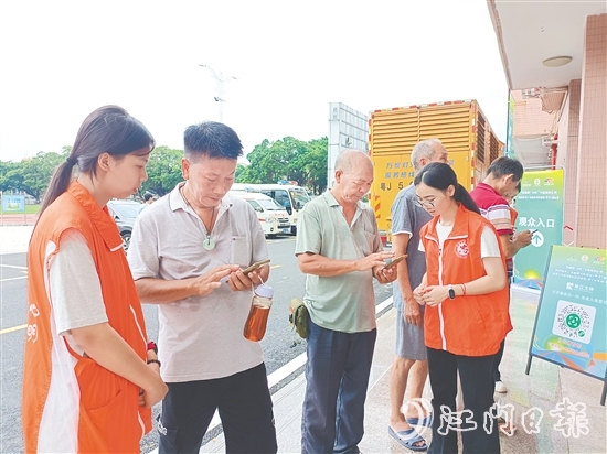 志愿者在賽場入口引導(dǎo)觀眾入場，耐心解答疑問。