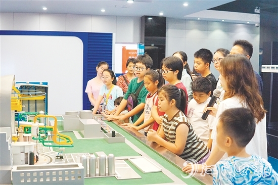 在核電科普展廳，核電站模型、互動(dòng)裝置和圖文展板吸引了大家的目光。