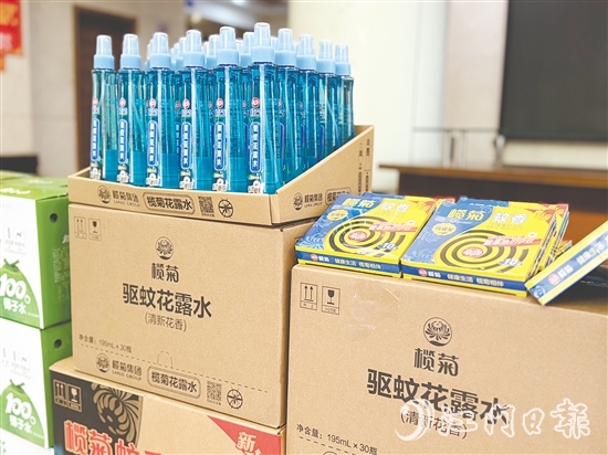 臺(tái)山市總工會(huì)為堅(jiān)守崗位的職工送去防蚊防暑物資。