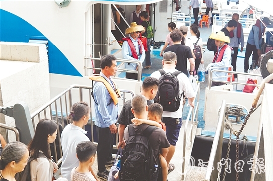 川島鎮(zhèn)提前部署，從交通調(diào)度、服務(wù)提升、安全監(jiān)管等多方面發(fā)力，讓游客從登島到離島的全過程都能感受到便利與安心。