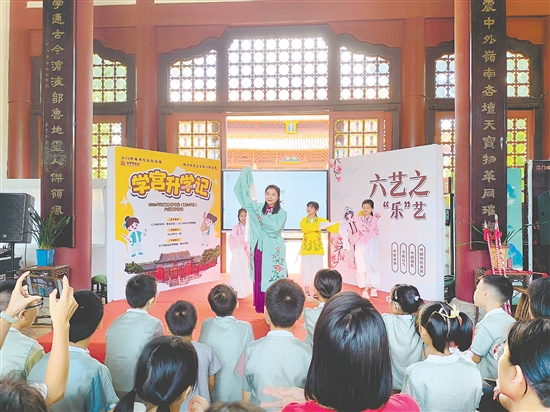 專業(yè)老師現(xiàn)場(chǎng)演示粵劇的水袖輕揚(yáng)、花槍翻飛。