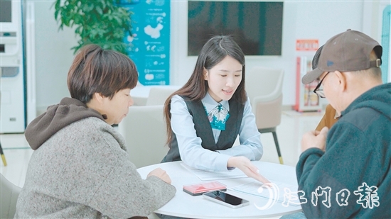 農(nóng)行工作人員為客戶提供服務(wù)。