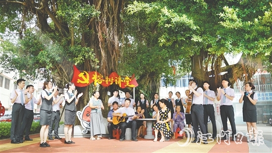 農(nóng)行員工與當?shù)鼐用裥倪B心、手牽手。