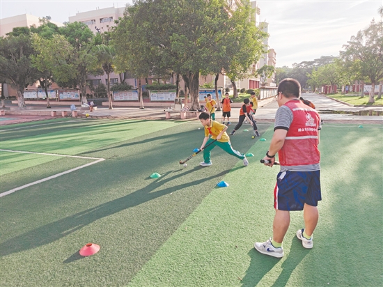 為了讓學(xué)生在暑假期間也能強(qiáng)身健體、提升體育素養(yǎng)，共和鎮(zhèn)中心小學(xué)有效利用學(xué)校場地優(yōu)勢，積極打造多種體育運動類課程，點燃學(xué)生的夏日運動激情。