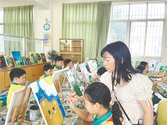 雅瑤鎮(zhèn)寶瑤小學(xué)結(jié)合本地“鐵夫文化”開設(shè)的油畫課程備受學(xué)生喜愛。