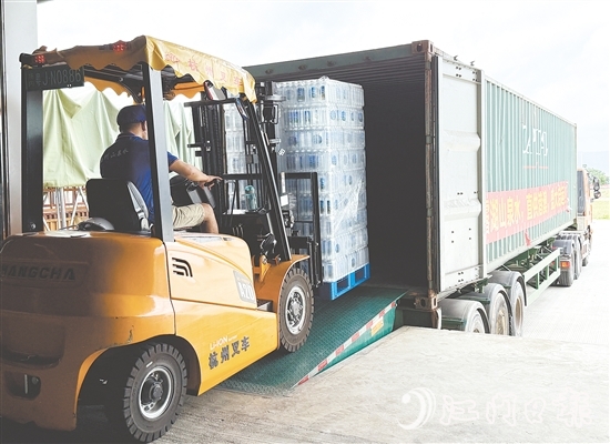 1800箱瓶裝水從恩平市大田鎮(zhèn)裝車，發(fā)往澳門特別行政區(qū)。