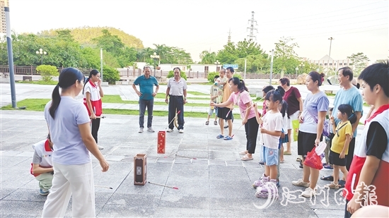 投壺區(qū)前人頭攢動，市民紛紛體驗這一傳統(tǒng)體育活動項目。