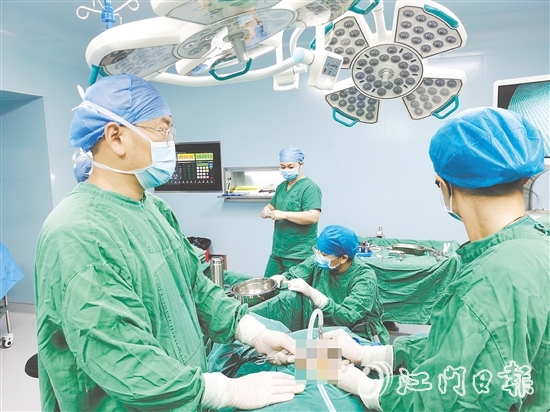 唐兆前(左) 唐兆前(左)