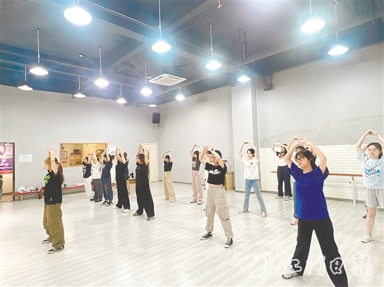 “文明（青年）夜?！弊屇贻p人下班后的時光變得充實又有趣。