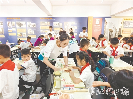 團恩平市委攜手“青年大學生突擊隊”下鄉(xiāng)服務，組建充滿活力的“官方帶娃團”，把“夏日課堂”開設到群眾最需要的地方。