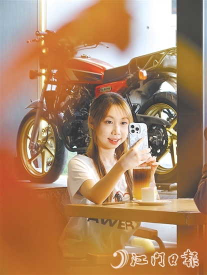 不少機車愛好者在“MORKE摩可咖啡”與經(jīng)典機車合影。